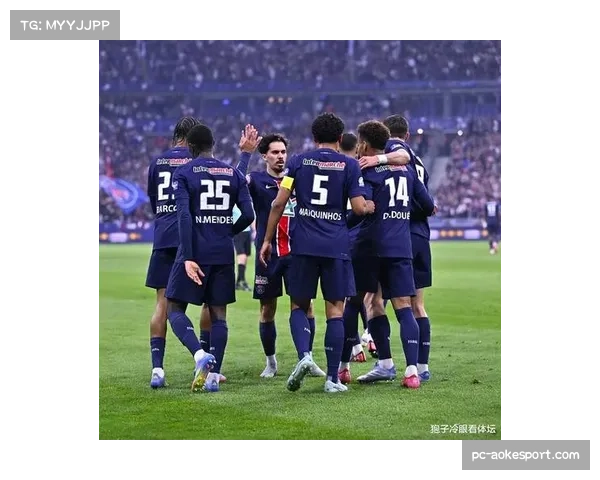 法国杯德比前夕，巴黎街头球迷活动增多