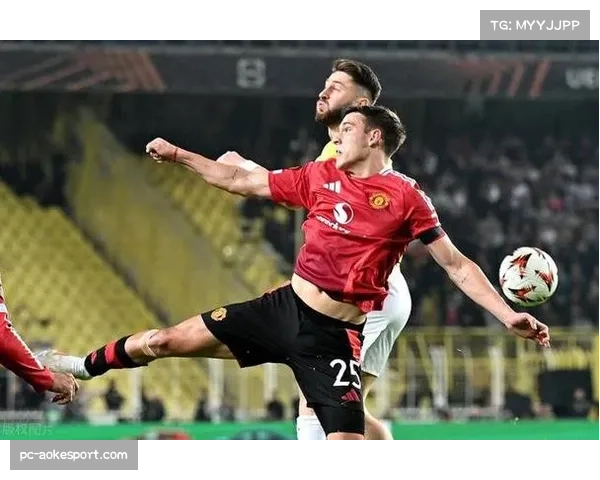 前曼联主帅滕哈赫现身诺坎普，观战巴萨对阵多特蒙德的比赛